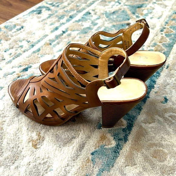 Brown strappy sandal heels. Sz 8.5 - Picture 2 of 4